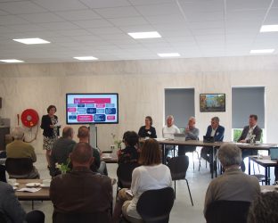 Leden en het bestuur van Vereniging Museumfederatie Fryslân luisteren naar een presentatie van Mirjam Pragt